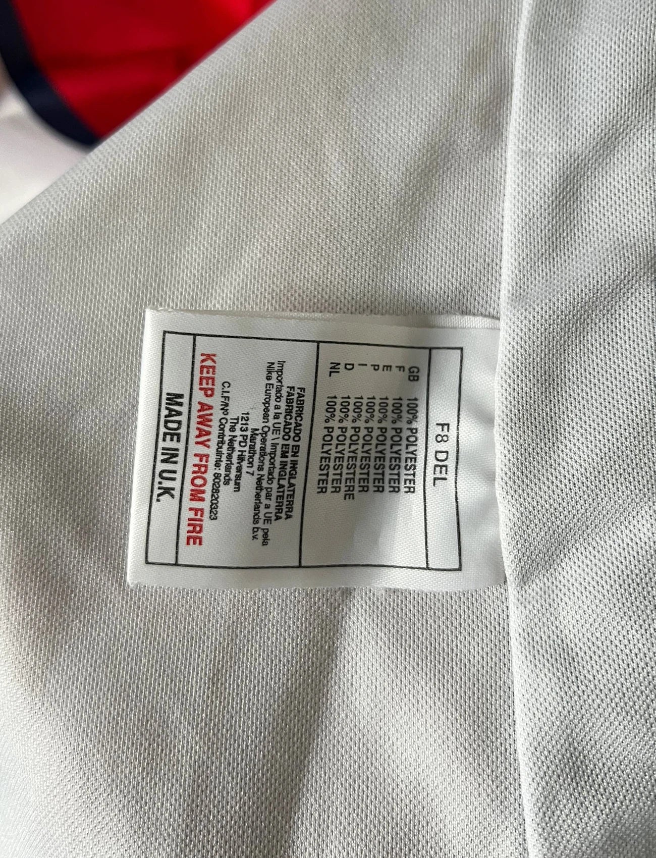 Maillot extérieur PSG blanc et rouge de la saison 1998/1999. On peut retrouver l'équipementier Nike et le sponsor Opel. Il s'agit d'un maillot authentique d'époque.