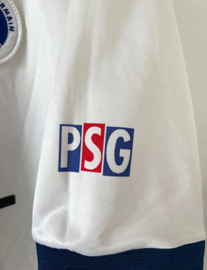 Maillot de foot vintage extérieur blanc du PSG de la saison 1998/1999. On peut retrouver l'équipementier Nike et le sponsor Opel. Il s'agit d'un maillot authentique d'époque.