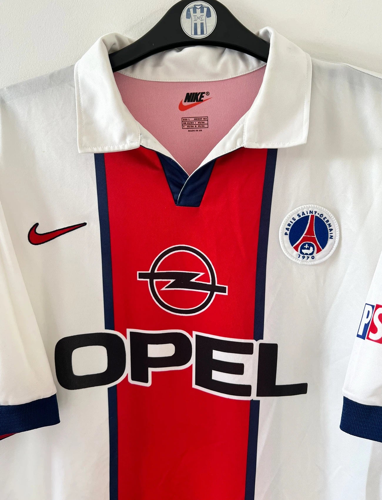 Maillot de foot vintage extérieur blanc du PSG de la saison 1998/1999. On peut retrouver l'équipementier Nike et le sponsor Opel. Il s'agit d'un maillot authentique d'époque.