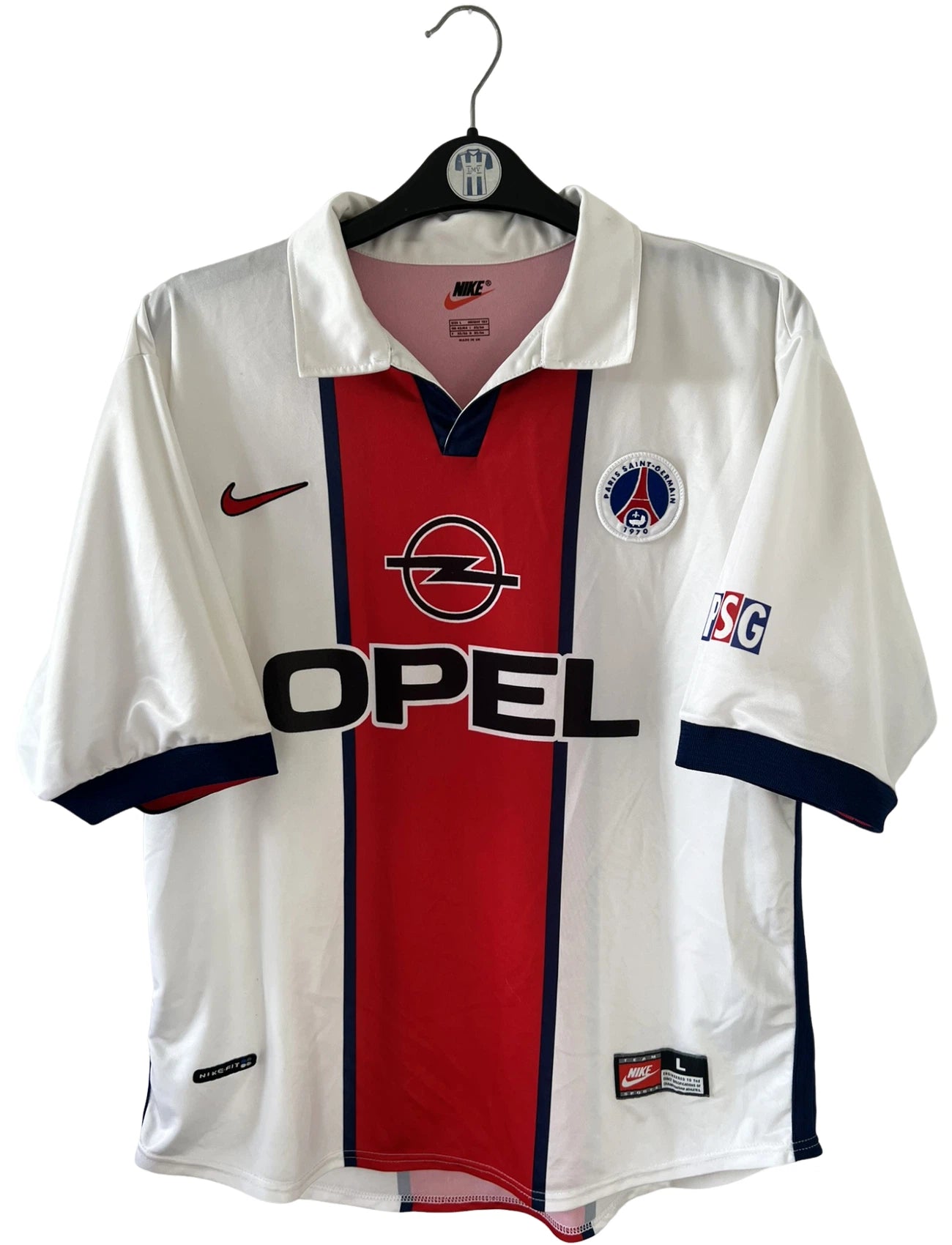 Maillot de foot vintage extérieur blanc du PSG de la saison 1998/1999. On peut retrouver l'équipementier Nike et le sponsor Opel. Il s'agit d'un maillot authentique d'époque.