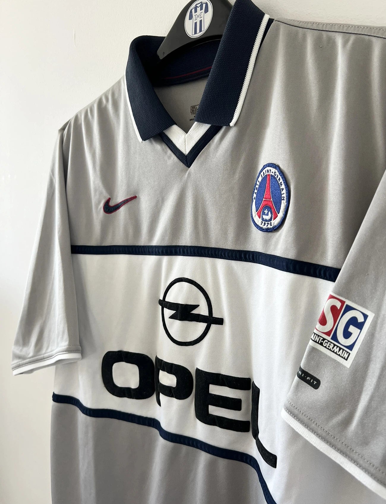 Maillot de foot vintage extérieur gris du PSG de la saison 2000/2001. On peut retrouver l'équipementier Nike et le sponsor Opel. Il s'agit d'un maillot authentique d'époque.