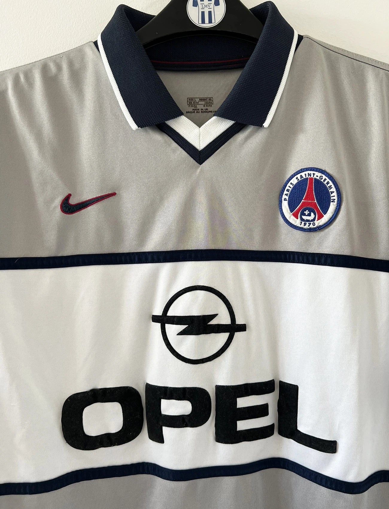 Maillot de foot vintage extérieur gris du PSG de la saison 2000/2001. On peut retrouver l'équipementier Nike et le sponsor Opel. Il s'agit d'un maillot authentique d'époque.