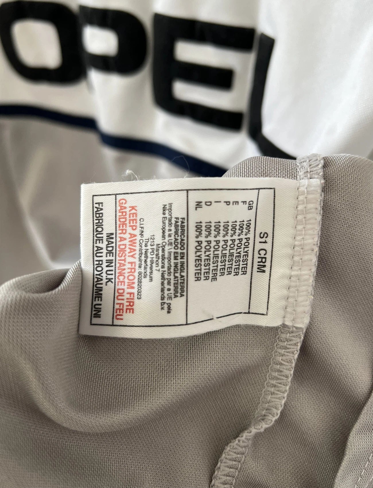 Maillot de foot vintage extérieur gris du PSG de la saison 2000/2001. On peut retrouver l'équipementier Nike et le sponsor Opel. Il s'agit d'un maillot authentique d'époque.