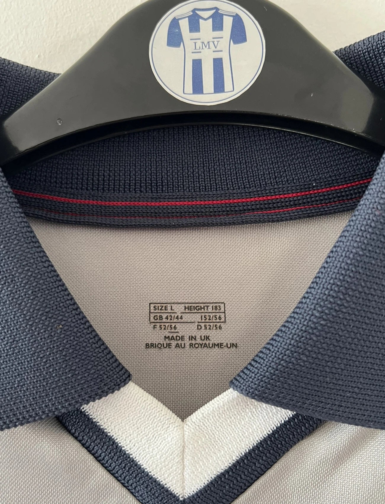 Maillot de foot vintage extérieur gris du PSG de la saison 2000/2001. On peut retrouver l'équipementier Nike et le sponsor Opel. Il s'agit d'un maillot authentique d'époque.
