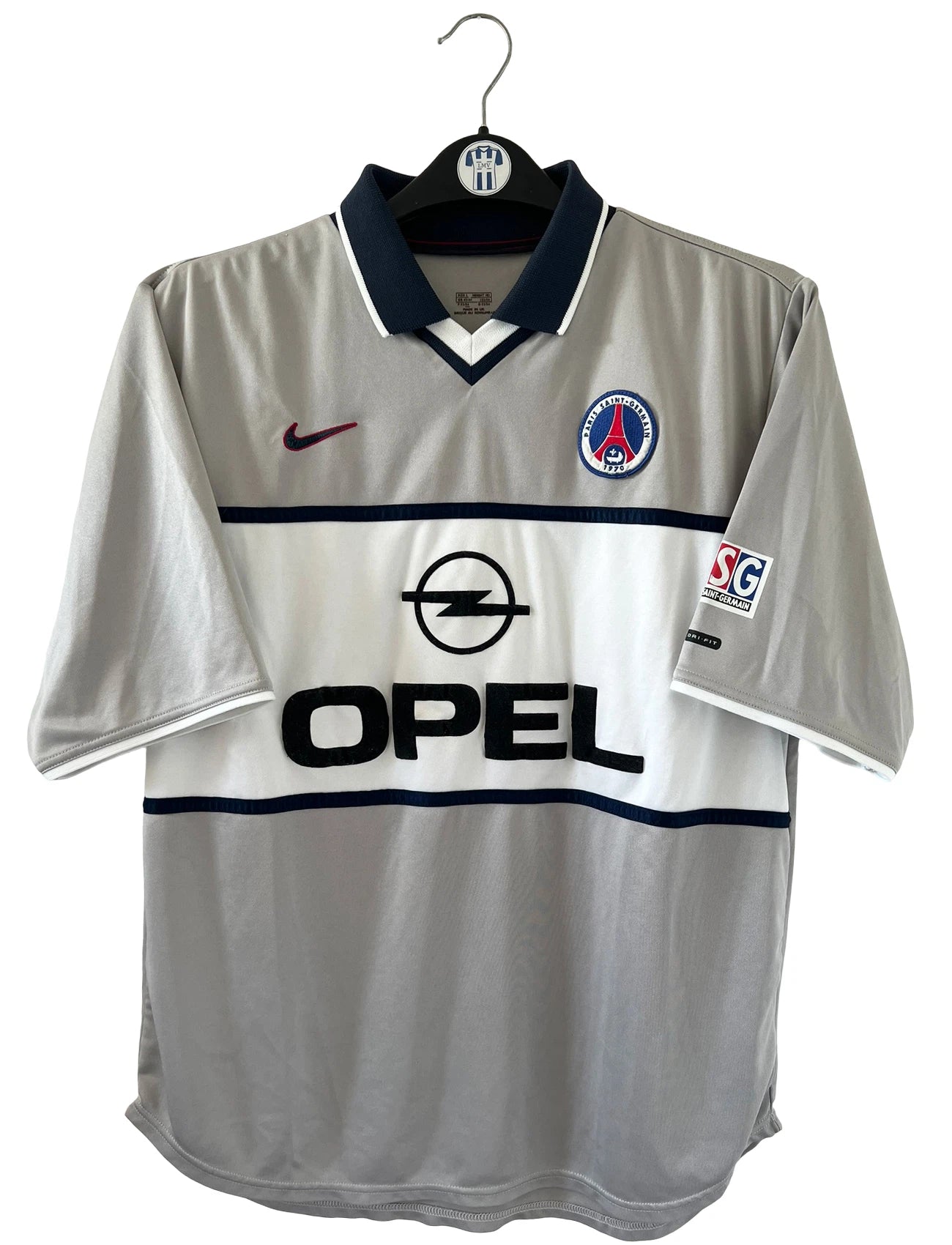 Maillot de foot vintage extérieur gris du PSG de la saison 2000/2001. On peut retrouver l'équipementier Nike et le sponsor Opel. Il s'agit d'un maillot authentique d'époque.