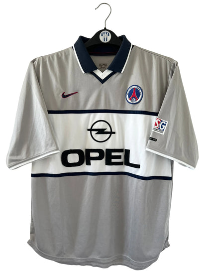 Maillot de foot vintage extérieur gris du PSG de la saison 2000/2001. On peut retrouver l'équipementier Nike et le sponsor Opel. Il s'agit d'un maillot authentique d'époque.