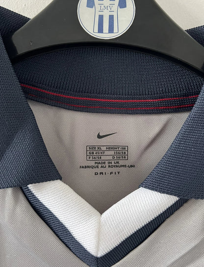 Maillot de foot vintage extérieur gris du PSG de la saison 2000/2001. On peut retrouver l'équipementier Nike et le sponsor Opel. Il s'agit d'un maillot authentique d'époque.