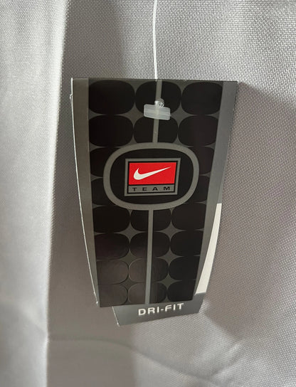 Maillot de foot vintage extérieur gris du PSG de la saison 2000/2001. On peut retrouver l'équipementier Nike et le sponsor Opel. Il s'agit d'un maillot authentique d'époque.