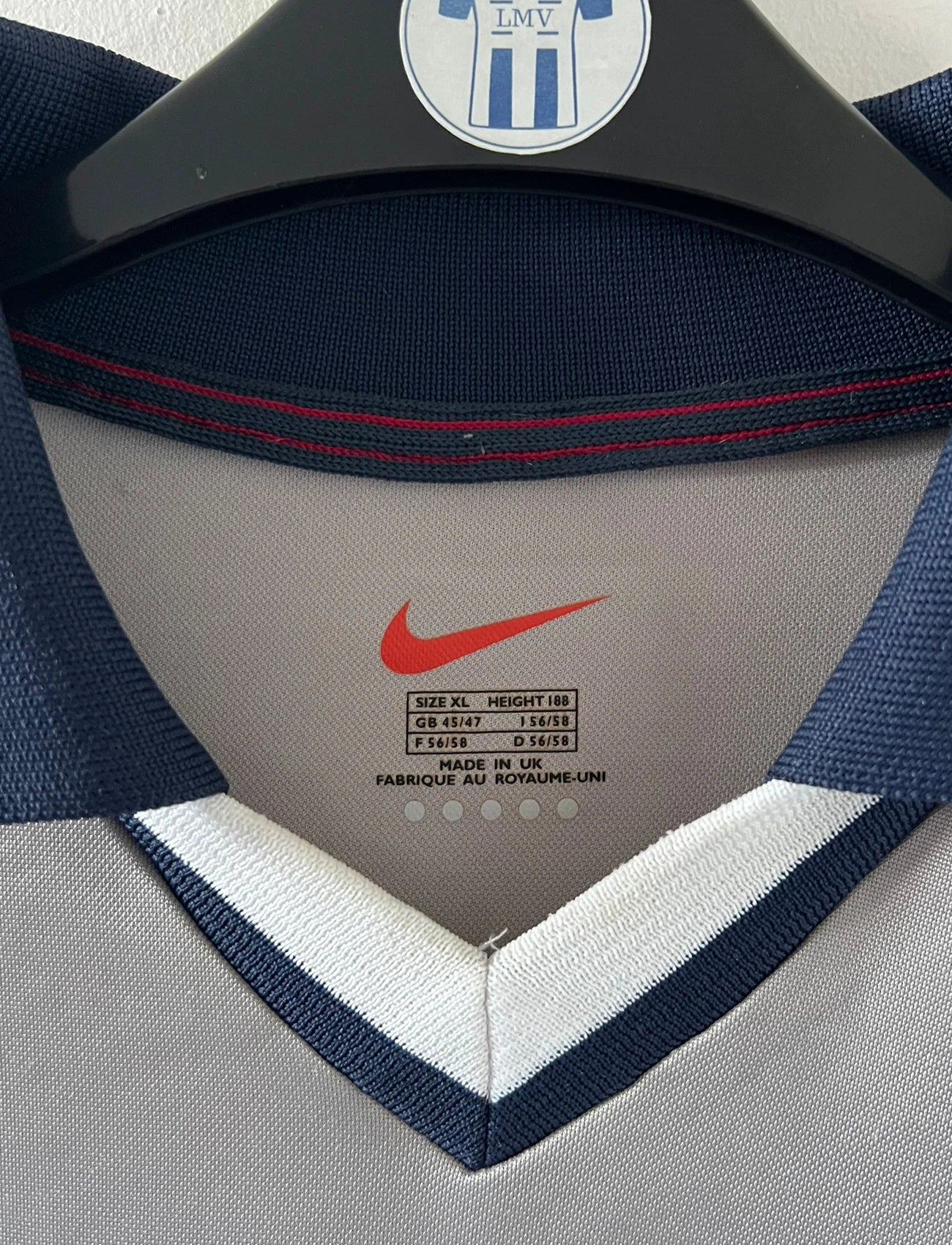 Maillot de foot vintage domicile gris du PSG de la saison 2000/2001. On peut retrouver l'équipementier Nike et le sponsor Opel. Il s'agit d'un maillot authentique d'époque, issu du stock pro du PSG.