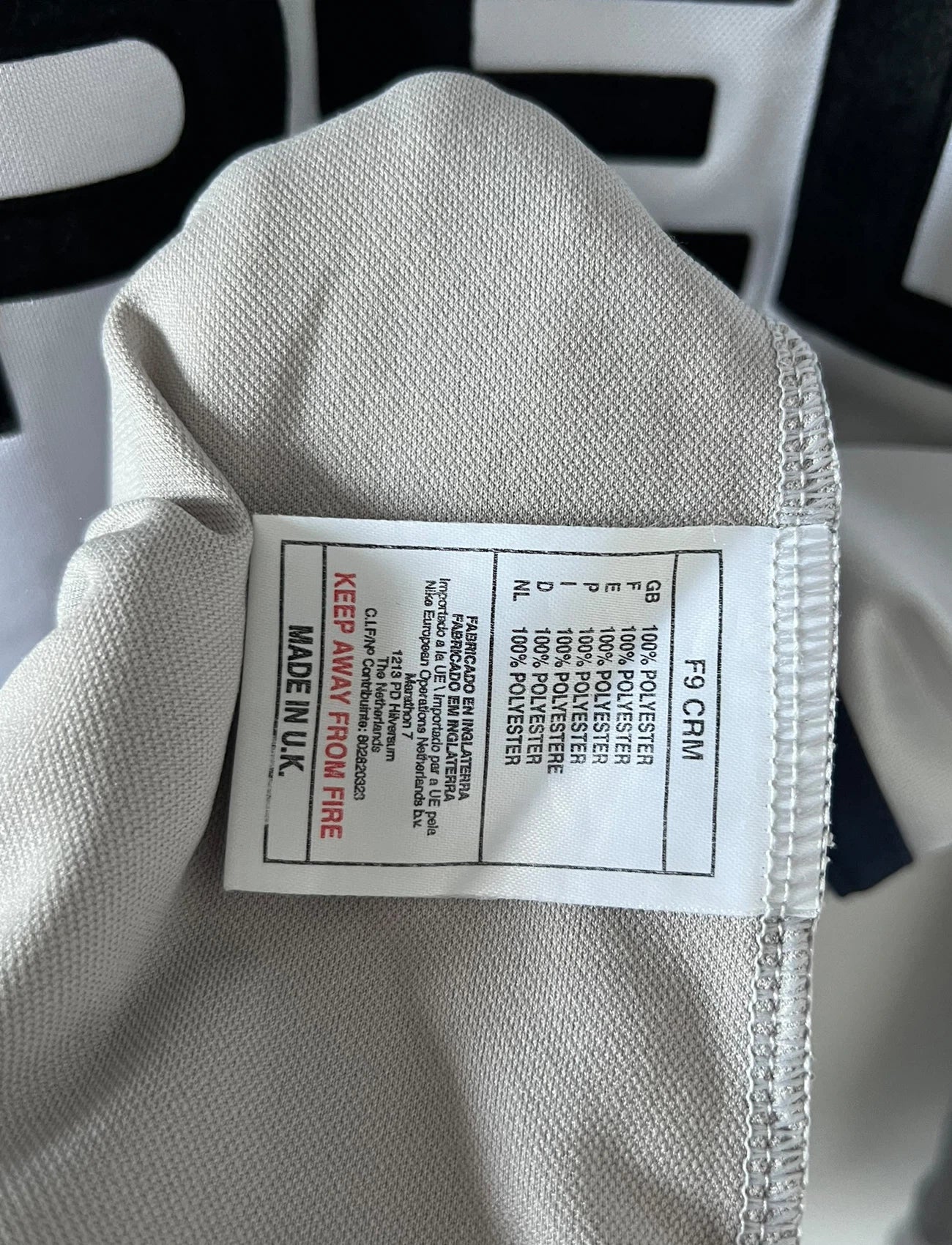 Maillot de foot vintage domicile gris du PSG de la saison 2000/2001. On peut retrouver l'équipementier Nike et le sponsor Opel. Il s'agit d'un maillot authentique d'époque, issu du stock pro du PSG.
