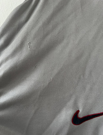 Maillot de foot vintage extérieur gris du PSG de la saison 2000/2001. On peut retrouver l'équipementier Nike et le sponsor Opel. Il s'agit d'un maillot authentique d'époque.