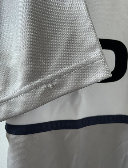 Maillot de foot vintage extérieur gris du PSG de la saison 2000/2001. On peut retrouver l'équipementier Nike et le sponsor Opel. Il s'agit d'un maillot authentique d'époque.