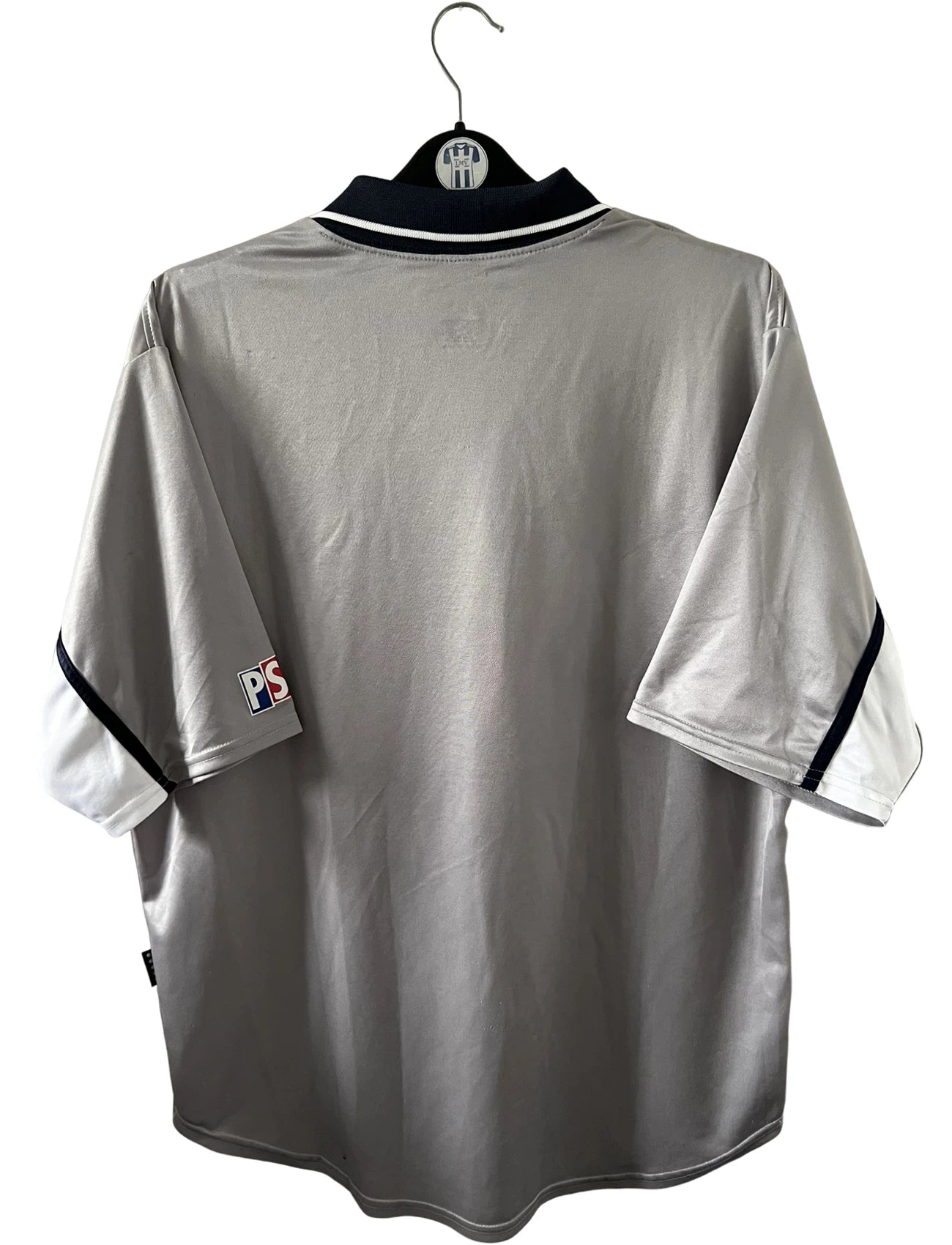 Maillot de foot vintage extérieur gris du PSG 2001/2002. On peut retrouver l'équipementier Nike et le sponsor Opel. Il s'agit d'un maillot authentique d'époque.