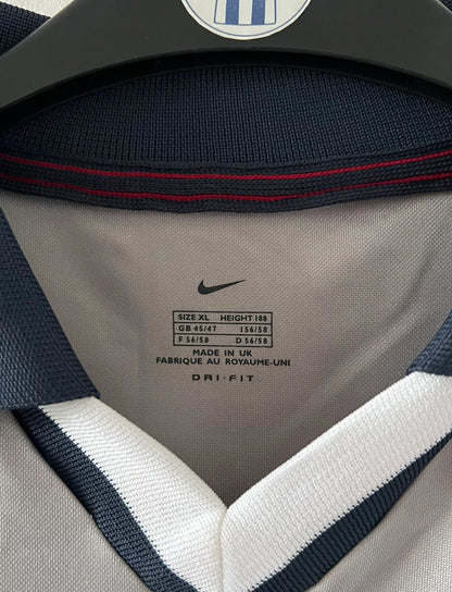 Maillot de foot vintage extérieur gris du PSG de la saison 2000/2001. On peut retrouver l'équipementier Nike et le sponsor Opel. Il s'agit d'un maillot authentique d'époque.