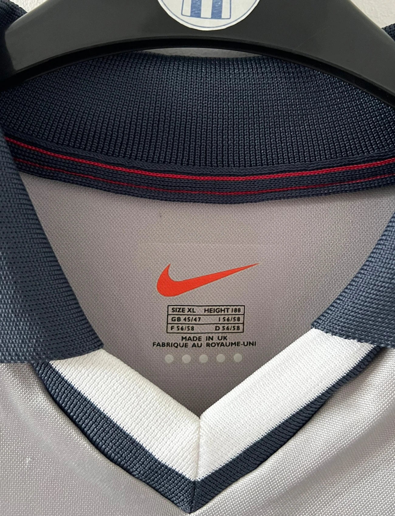 Maillot de foot vintage extérieur gris du PSG 2001/2002. On peut retrouver l'équipementier Nike et le sponsor Opel. Il s'agit d'un maillot authentique d'époque.