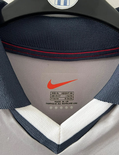 Maillot de foot vintage extérieur gris du PSG 2001/2002. On peut retrouver l'équipementier Nike et le sponsor Opel. Il s'agit d'un maillot authentique d'époque.