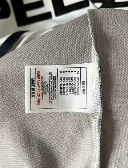 Maillot de foot vintage extérieur gris du PSG 2001/2002. On peut retrouver l'équipementier Nike et le sponsor Opel. Il s'agit d'un maillot authentique d'époque.