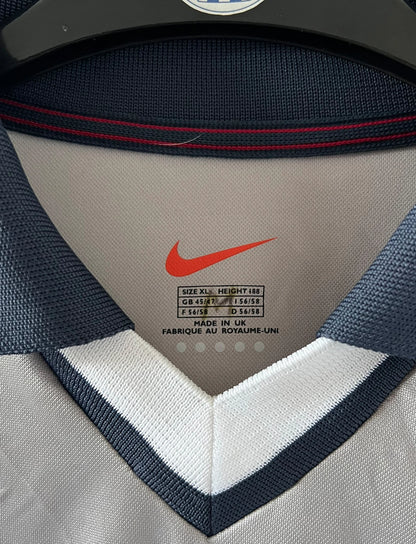 Maillot de foot vintage extérieur gris du PSG de la saison 2000/2001. On peut retrouver l'équipementier Nike et le sponsor Opel. Il s'agit d'un maillot authentique d'époque.
