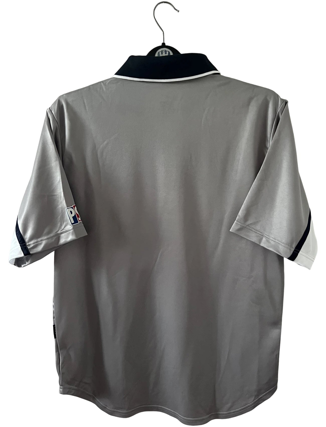 Maillot de foot vintage extérieur gris du PSG de la saison 2000/2001. On peut retrouver l'équipementier Nike et le sponsor Opel. Il s'agit d'un maillot authentique d'époque.