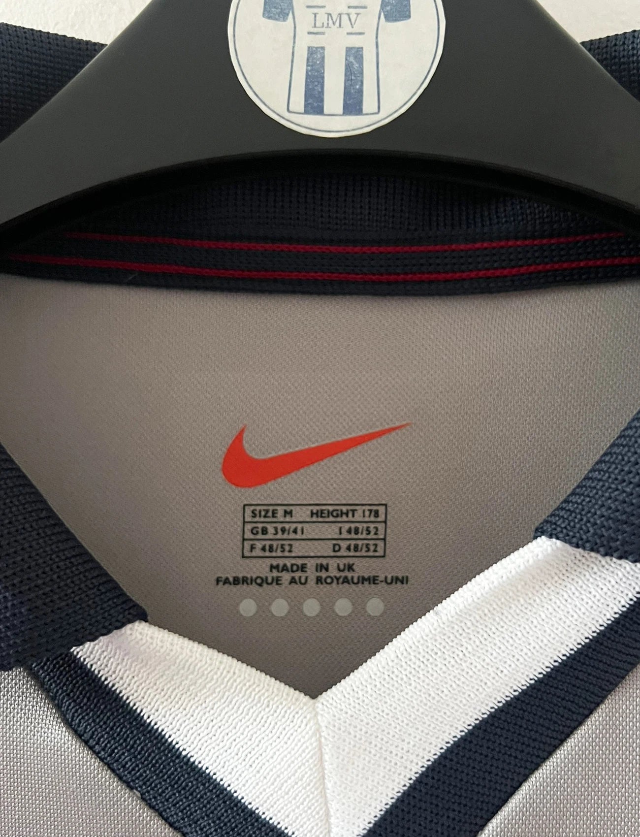Maillot de foot vintage extérieur gris du PSG de la saison 2000/2001. On peut retrouver l'équipementier Nike et le sponsor Opel. Il s'agit d'un maillot authentique d'époque.