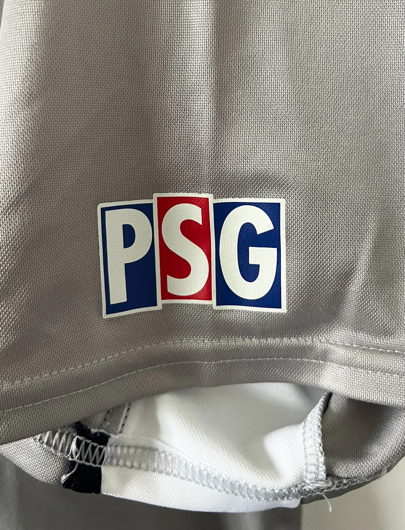 Maillot de foot vintage extérieur gris du PSG 2001/2002. On peut retrouver l'équipementier Nike et le sponsor Opel. Il s'agit d'un maillot authentique d'époque.