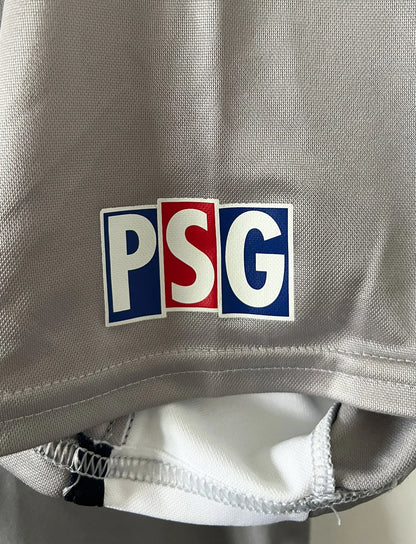 Maillot de foot vintage extérieur gris du PSG 2001/2002. On peut retrouver l'équipementier Nike et le sponsor Opel. Il s'agit d'un maillot authentique d'époque.