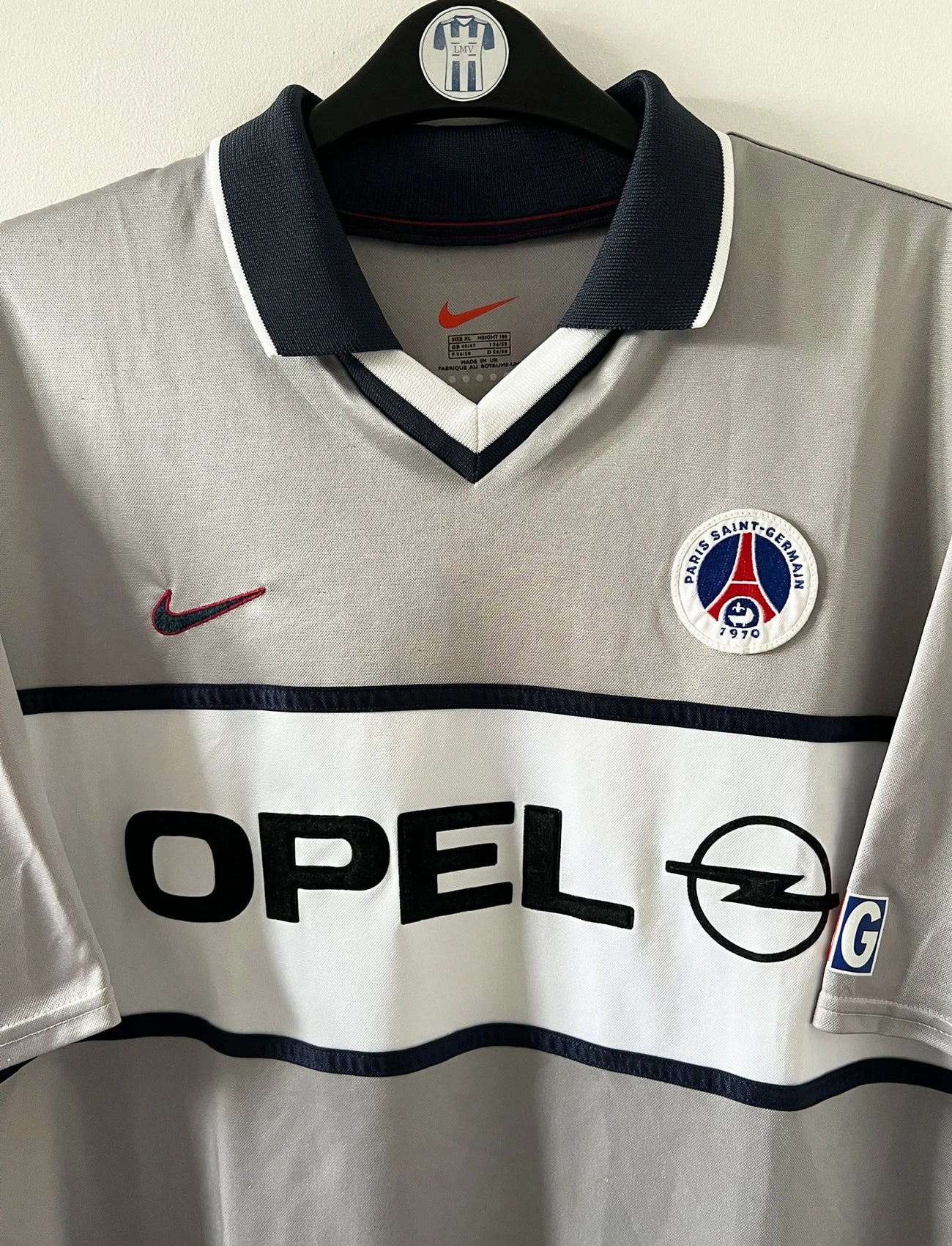 Maillot de foot vintage extérieur gris du PSG 2001/2002. On peut retrouver l'équipementier Nike et le sponsor Opel. Il s'agit d'un maillot authentique d'époque.