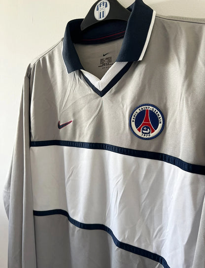 Maillot de foot extérieur du PSG gris de la saison 2000/2001. On peut retrouver l'équipementier Nike. Il s'agit d'un maillot manche longue issu du stock pro du PSG.