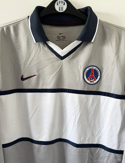 Maillot de foot extérieur du PSG gris de la saison 2000/2001. On peut retrouver l'équipementier Nike. Il s'agit d'un maillot manche longue issu du stock pro du PSG.