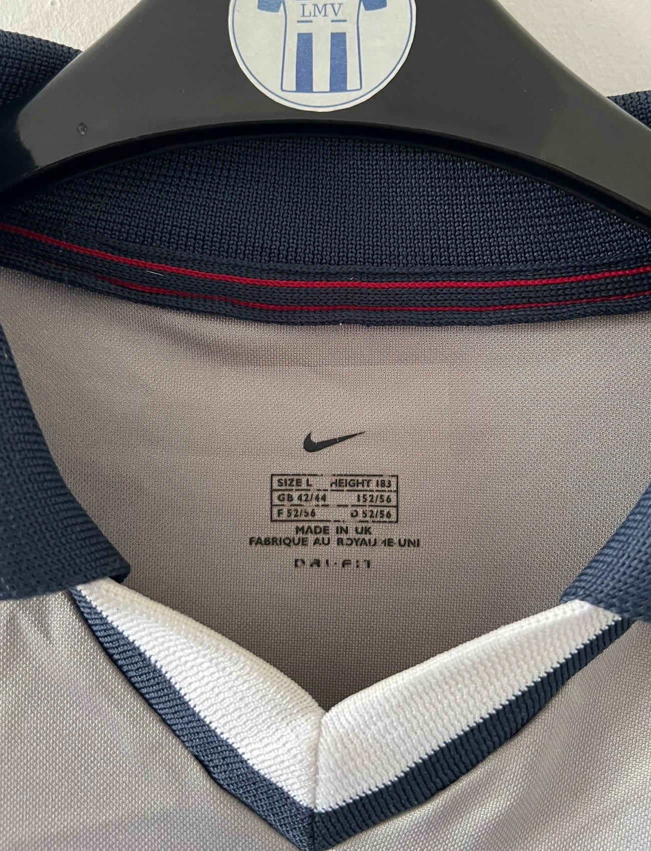 Maillot de foot vintage extérieur gris et blanc du PSG saison 2000/2001. On peut retrouver l'équipementier Nike. Il s'agit d'un maillot authentique d'époque issu du stock pro.
