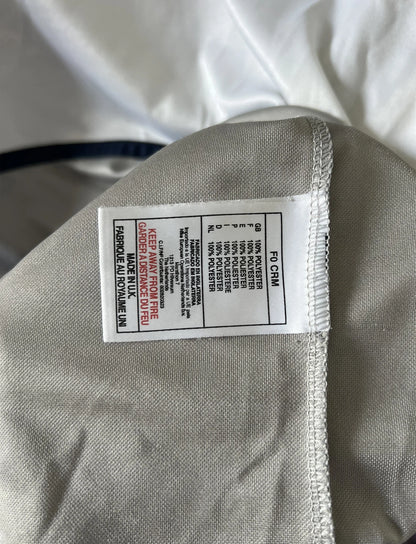 Maillot de foot extérieur du PSG gris de la saison 2000/2001. On peut retrouver l'équipementier Nike. Il s'agit d'un maillot manche longue issu du stock pro du PSG.