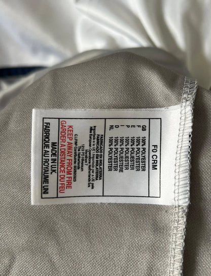 Maillot de foot vintage extérieur gris et blanc du PSG saison 2000/2001. On peut retrouver l'équipementier Nike. Il s'agit d'un maillot authentique d'époque issu du stock pro.