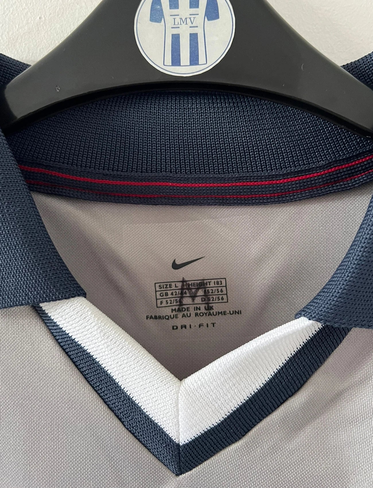 Maillot de foot vintage extérieur gris et blanc du PSG saison 2000/2001. On peut retrouver l'équipementier Nike. Il s'agit d'un maillot authentique d'époque issu du stock pro.