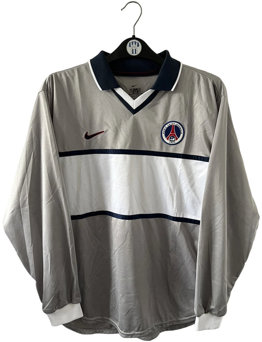 Maillot de foot vintage extérieur gris et blanc du PSG saison 2000/2001. On peut retrouver l'équipementier Nike. Il s'agit d'un maillot authentique d'époque issu du stock pro.