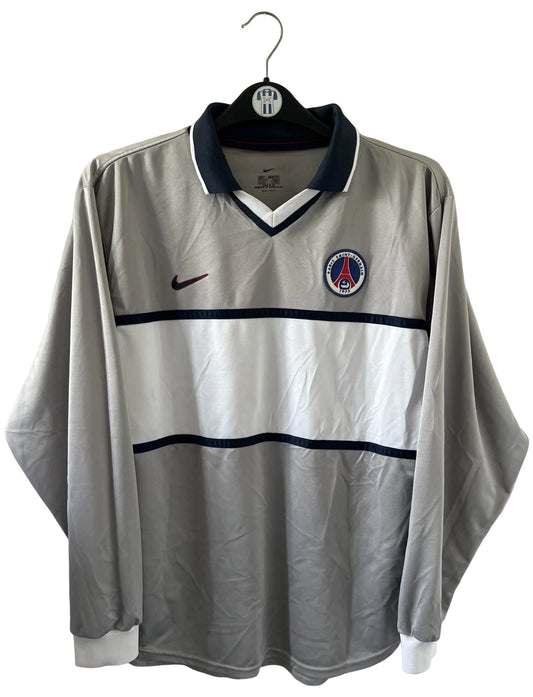 Maillot de foot extérieur du PSG gris de la saison 2000/2001. On peut retrouver l'équipementier Nike. Il s'agit d'un maillot manche longue issu du stock pro du PSG.