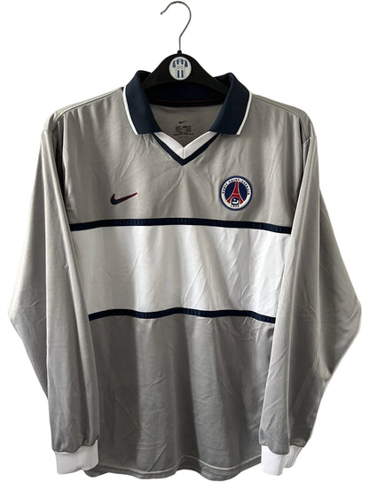 Maillot de foot vintage extérieur gris et blanc du PSG saison 2000/2001. On peut retrouver l'équipementier Nike. Il s'agit d'un maillot authentique d'époque issu du stock pro.
