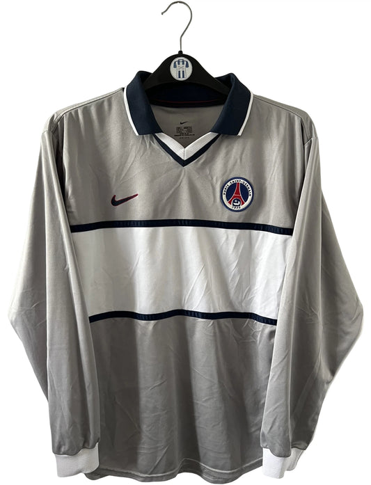 Maillot de foot vintage extérieur gris et blanc du PSG saison 2000/2001. On peut retrouver l'équipementier Nike. Il s'agit d'un maillot authentique d'époque issu du stock pro.