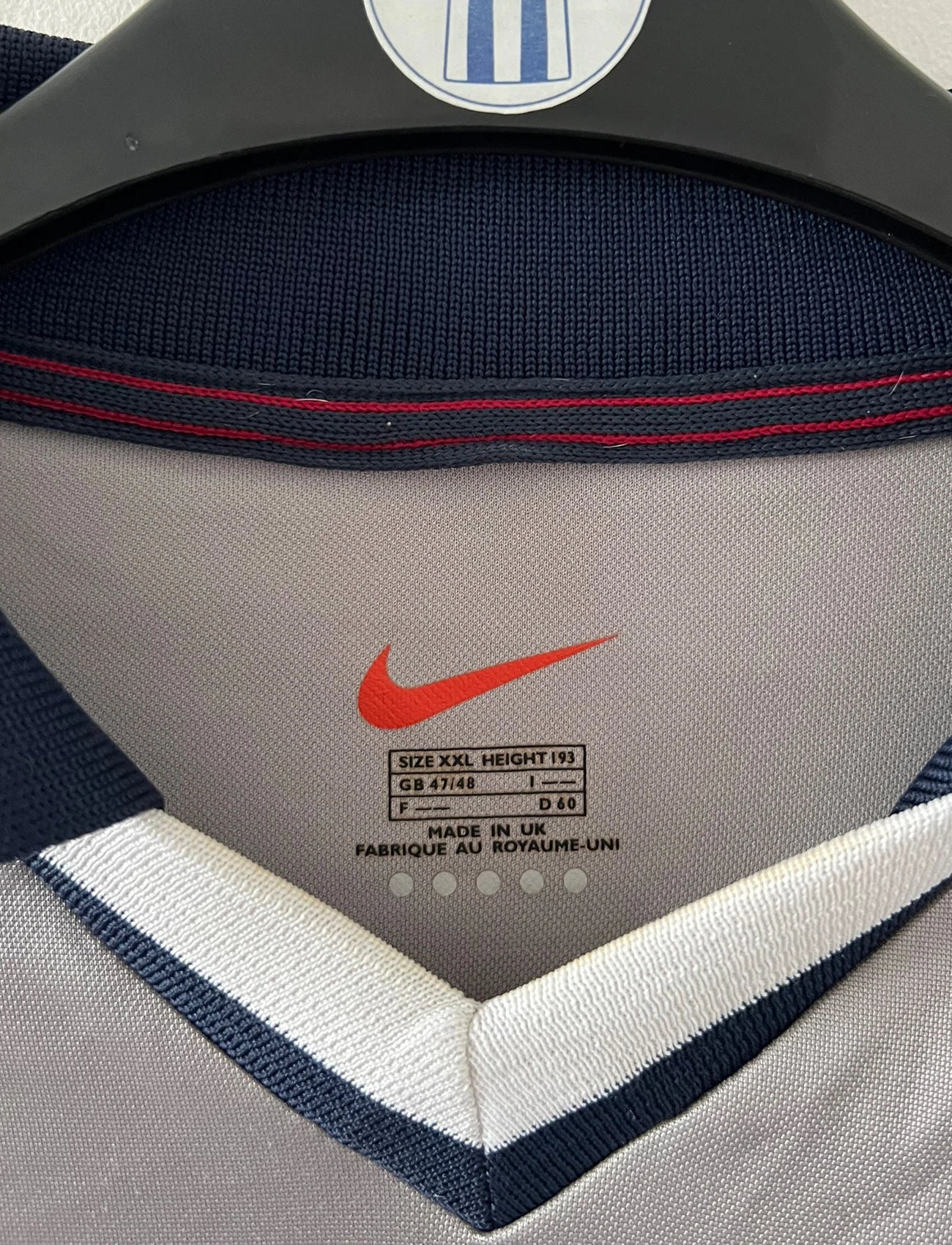 Maillot de foot vintage extérieur gris et blanc du PSG saison 2000/2001. On peut retrouver l'équipementier Nike et le sponsor Opel. Il s'agit d'un maillot authentique d'époque issu du stock pro.