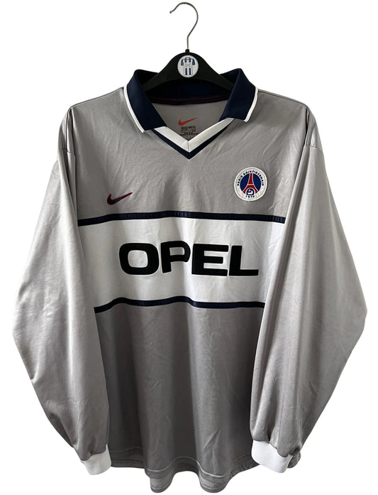 Maillot de foot vintage extérieur gris et blanc du PSG saison 2000/2001. On peut retrouver l'équipementier Nike et le sponsor Opel. Il s'agit d'un maillot authentique d'époque issu du stock pro.