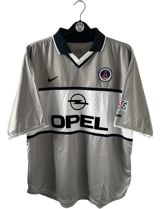 Maillot de foot vintage extérieur gris du PSG de la saison 2000/2001. On peut retrouver l'équipementier Nike et le sponsor Opel. Il s'agit d'un maillot authentique d'époque.