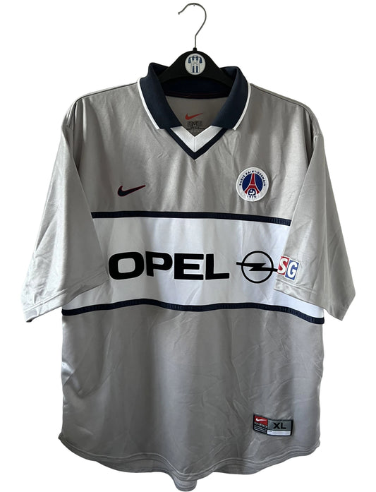 Maillot de foot vintage extérieur gris du PSG de la saison 2000/2001. On peut retrouver l'équipementier Nike et le sponsor Opel. Il s'agit d'un maillot authentique d'époque.