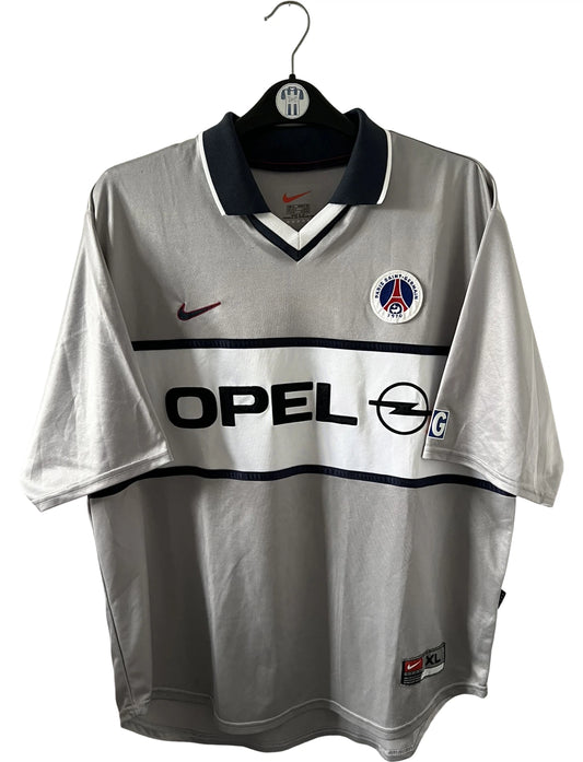 Maillot de foot vintage extérieur gris du PSG 2001/2002. On peut retrouver l'équipementier Nike et le sponsor Opel. Il s'agit d'un maillot authentique d'époque.