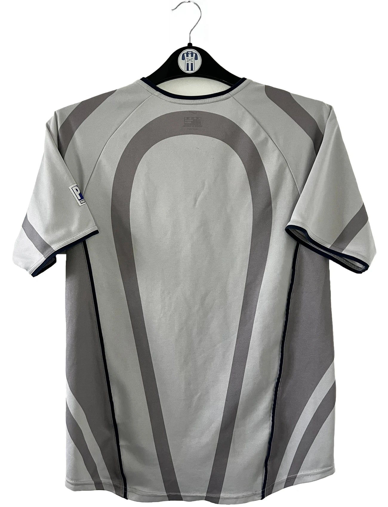 Maillot de foot vintage extérieur gris du PSG de la saison 2001/2002. On peut retrouver l'équipementier Nike et le sponsor Opel. Il s'agit d'un maillot authentique d'époque
