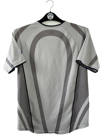 Maillot de foot vintage extérieur gris du PSG de la saison 2001/2002. On peut retrouver l'équipementier Nike et le sponsor Opel. Il s'agit d'un maillot authentique d'époque