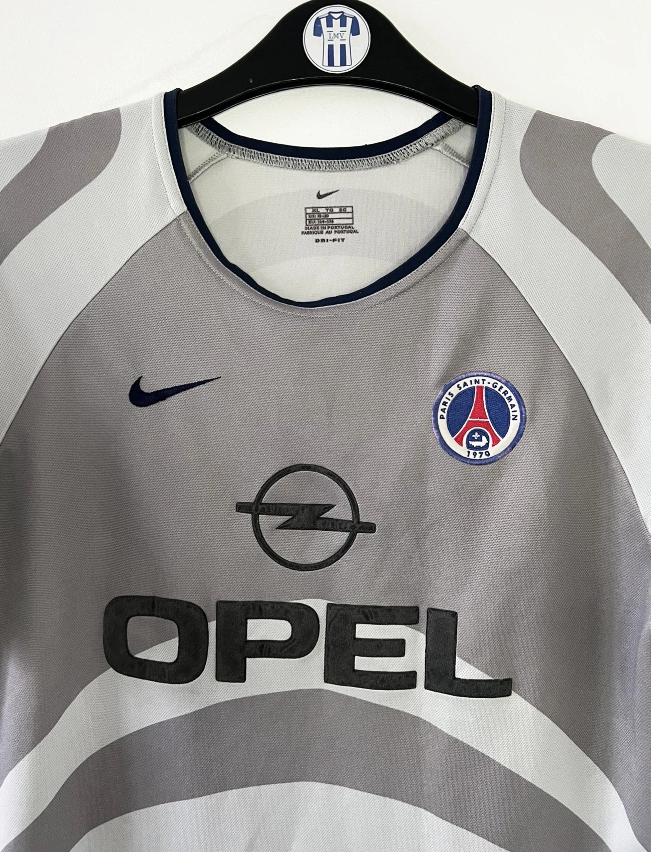 Maillot de foot vintage extérieur gris du PSG de la saison 2001/2002. On peut retrouver l'équipementier Nike et le sponsor Opel. Il s'agit d'un maillot authentique d'époque