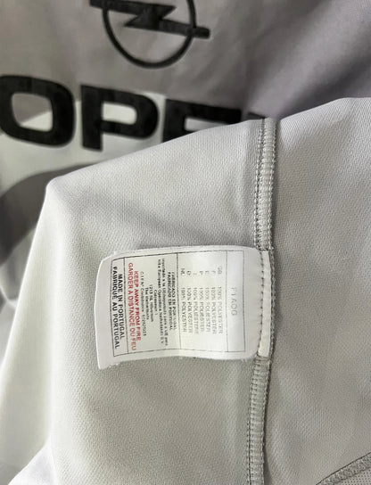 Maillot de foot vintage extérieur gris du PSG de la saison 2001/2002. On peut retrouver l'équipementier Nike et le sponsor Opel. Il s'agit d'un maillot authentique d'époque