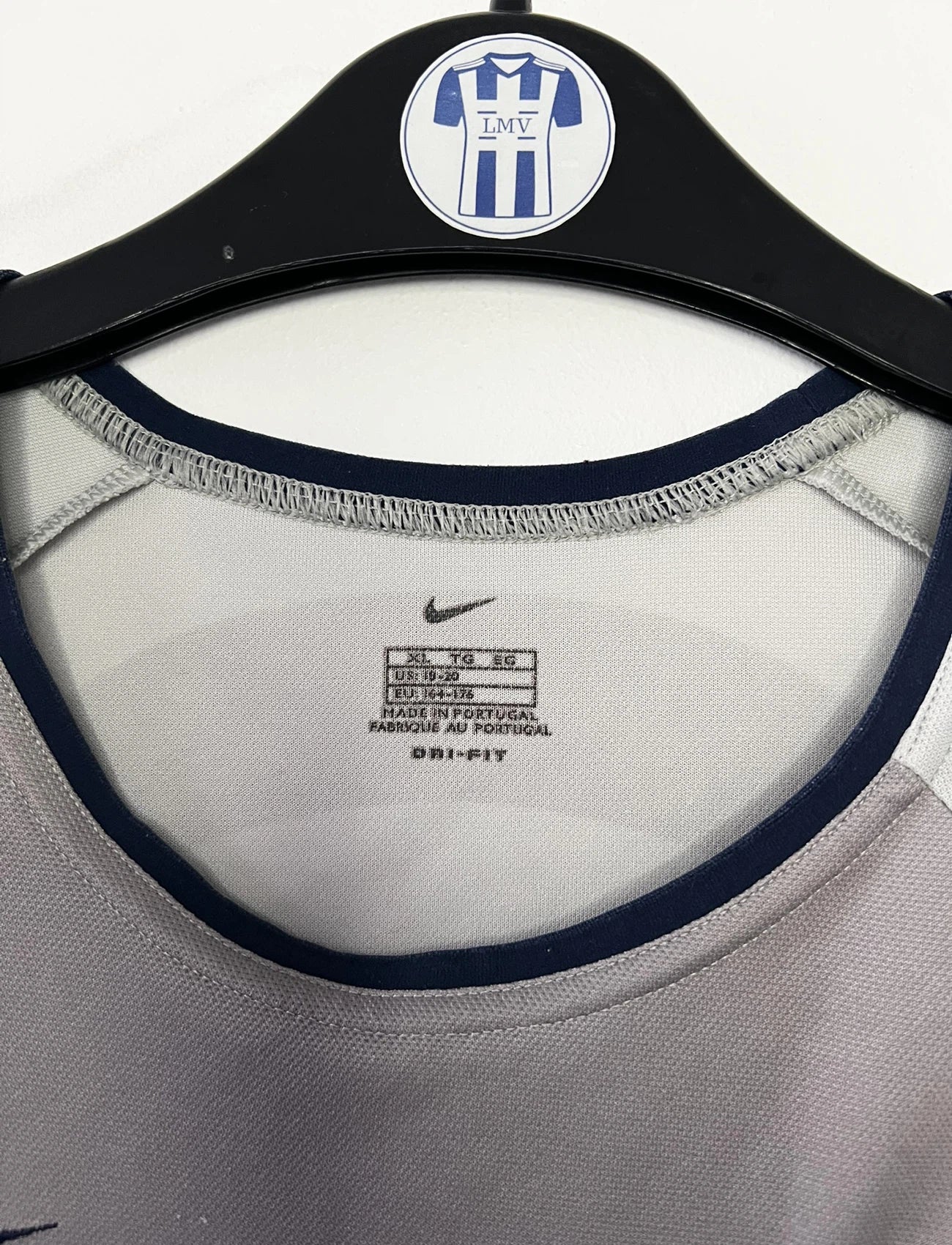 Maillot de foot vintage extérieur gris du PSG de la saison 2001/2002. On peut retrouver l'équipementier Nike et le sponsor Opel. Il s'agit d'un maillot authentique d'époque