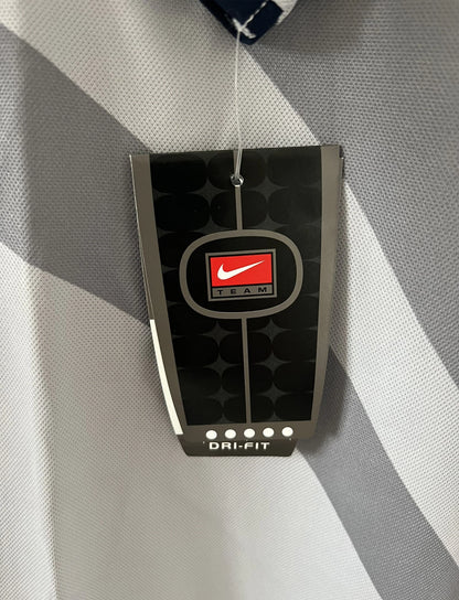 Maillot de foot vintage extérieur gris du PSG de la saison 2001/2002. On peut retrouver l'équipementier Nike et le sponsor Opel. Il s'agit d'un maillot authentique d'époque.