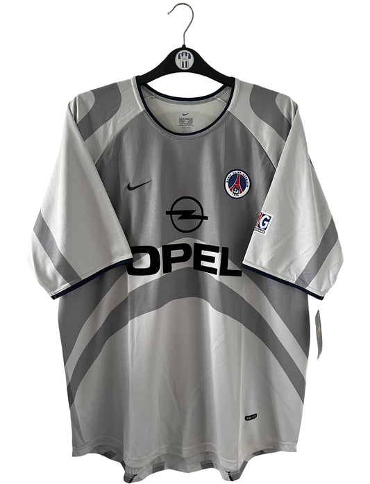 Maillot de foot vintage extérieur gris du PSG de la saison 2001/2002. On peut retrouver l'équipementier Nike et le sponsor Opel. Il s'agit d'un maillot authentique d'époque.