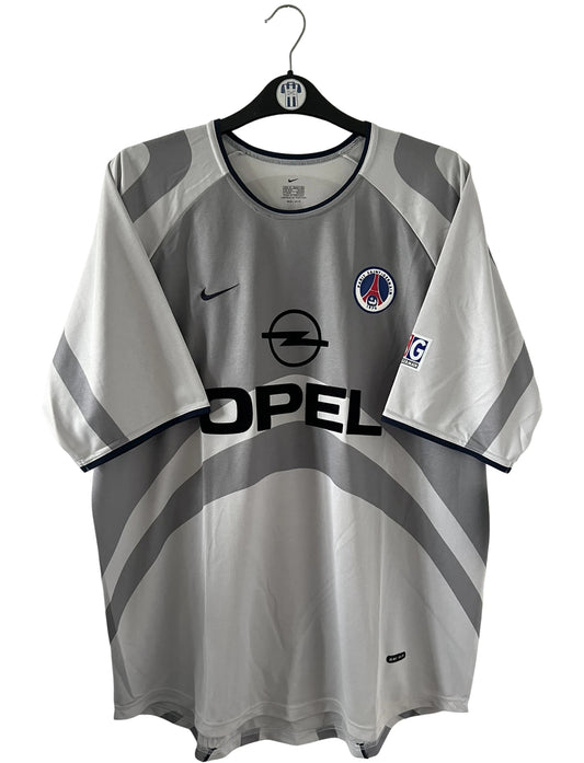 Maillot de foot vintage extérieur gris du PSG de la saison 2001/2002. On peut retrouver l'équipementier Nike et le sponsor Opel. Il s'agit d'un maillot authentique d'époque.